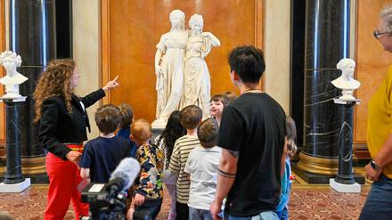 Nicht nur große Ankäufe, auch Bildungsprojekte für Kinder, wie hier „4plus“, können unterstützt werden.