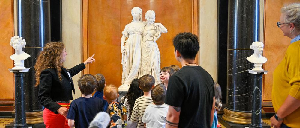 Nicht nur große Ankäufe, auch Bildungsprojekte für Kinder, wie hier „4plus“, können unterstützt werden.