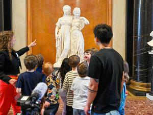 Nicht nur große Ankäufe, auch Bildungsprojekte für Kinder, wie hier „4plus“, können unterstützt werden.