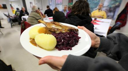 Adventsessen mit Gänsekeule in der Suppenküche Potsdam.