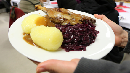 Adventsessen mit Gänsekeule in der Suppenküche Potsdam.