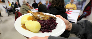Adventsessen mit Gänsekeule in der Suppenküche Potsdam.