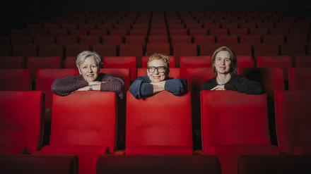 Ein zweites Wohnzimmer. Birgit Kohler, Stefanie Schulte Strathaus und Milena Gregor (von links) im großen Saal des Arsenal.