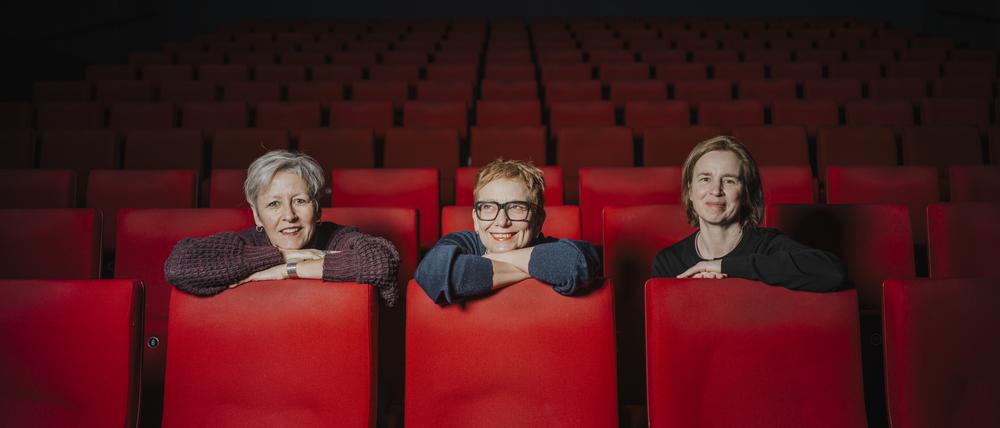 Ein zweites Wohnzimmer. Birgit Kohler, Stefanie Schulte Strathaus und Milena Gregor (von links) im großen Saal des Arsenal.