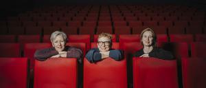 Ein zweites Wohnzimmer. Birgit Kohler, Stefanie Schulte Strathaus und Milena Gregor (von links) im großen Saal des Arsenal.