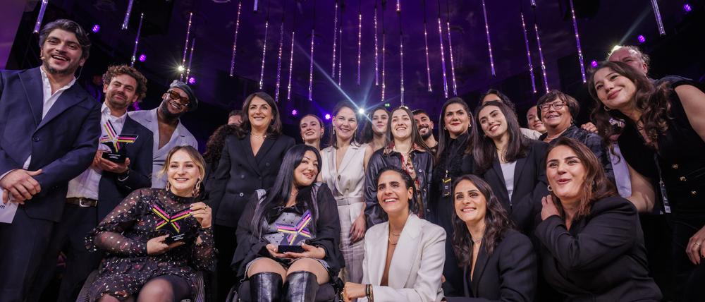 Gewinnerinnen und Gewinner der German-Dream-Awards 2024 zusammen mit den Laudatoren, Annalena Baerbock und den Tekkal-Schwestern.