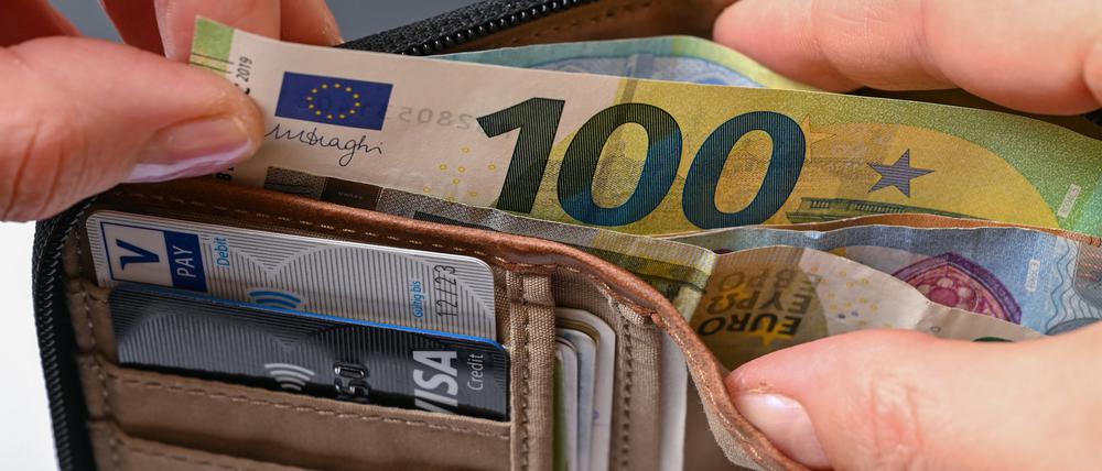 Eurobanknoten stecken in einer Geldbörse.