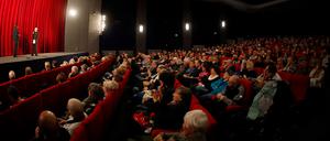 Thalia Kinos Babelsberg: "Riefenstahl" ausverkaufter  Saal, Produzentin Sandra Maischberger  im Gespräch mit Christiane Niewald ( Thalia Kinos) Foto: Manfred Thomas