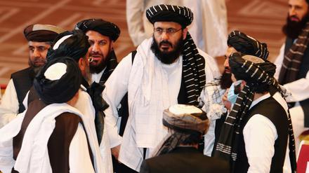 FILE PHOTO: Taliban delegates speak during talks between the Afghan government and Taliban insurgents in Doha, Qatar September 12, 2020. REUTERS/Ibraheem al Omari/File Photo