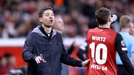 Xabi Alonso (links) baut auch am Samstag in Berlin auf seinen Ausnahmefußballer Florian Wirtz.