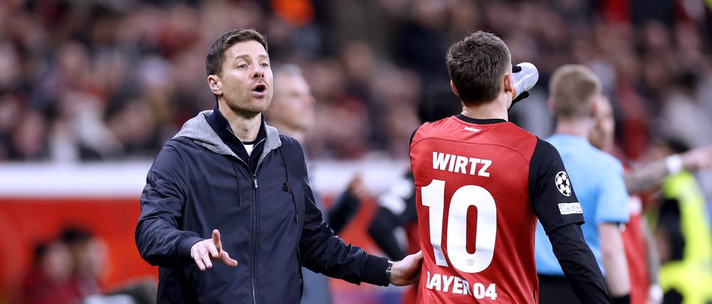 Xabi Alonso (links) baut auch am Samstag in Berlin auf seinen Ausnahmefußballer Florian Wirtz.