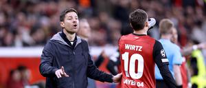 Xabi Alonso (links) baut auch am Samstag in Berlin auf seinen Ausnahmefußballer Florian Wirtz.