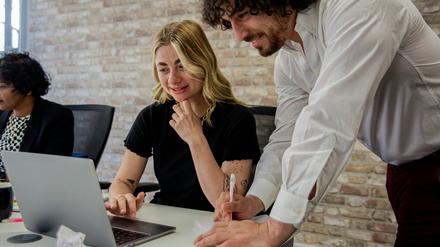 Alles, was Angestellte im betrieblichen Zusammenhang erstellen, gehört dem Arbeitgeber – und darf auch zum Training von Künstlicher Intelligenz benutzt werden.
