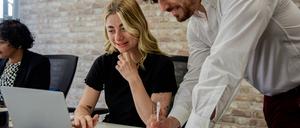 Alles, was Angestellte im betrieblichen Zusammenhang erstellen, gehört dem Arbeitgeber – und darf auch zum Training von Künstlicher Intelligenz benutzt werden.