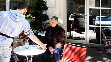 Kaffee am Nachmittag, ein paar Zeitungen: Uwe Lehmann-Brauns vor seiner Lieblings-Espressobar in der Charlottenburger Mommsenstraße.