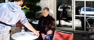 Kaffee am Nachmittag, ein paar Zeitungen: Uwe Lehmann-Brauns vor seiner Lieblings-Espressobar in der Charlottenburger Mommsenstraße.