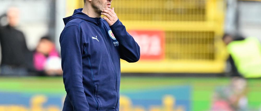 Hat kaum noch gesunde Spieler: Braunschweigs Trainer Daniel Scherning.
