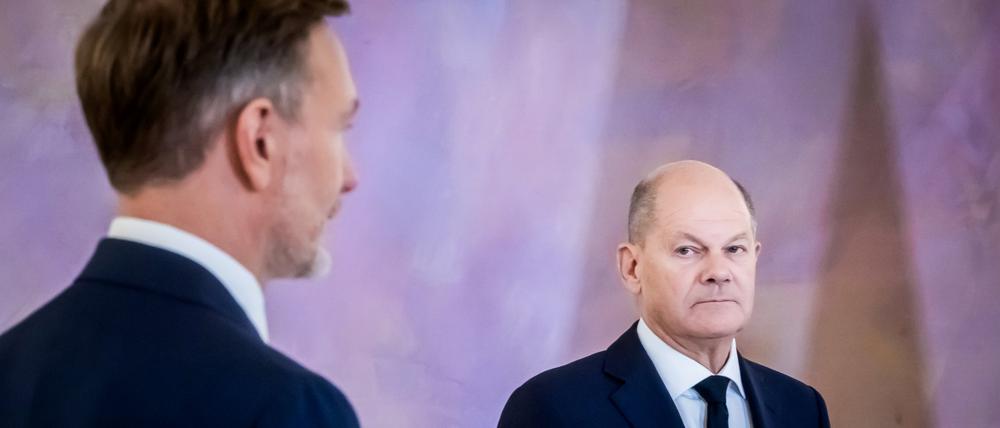 Der Moment der Trennung: Bundeskanzler Olaf Scholz (r/SPD) schaut in Schloss Bellevue auf den ehemaligen Finanzminister Christian Lindner (FDP).