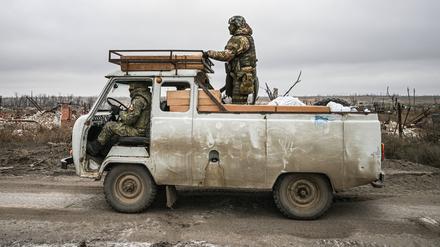 Russische Soldaten sitzen in einem Fahrzeug in der Nähe der von den russischen Streitkräften kontrollierten Stadt Selidowo im Sektor Krasnoarmeysk der Frontlinie im Rahmen der russischen Militäroperation in der Ukraine (Symbolbild).