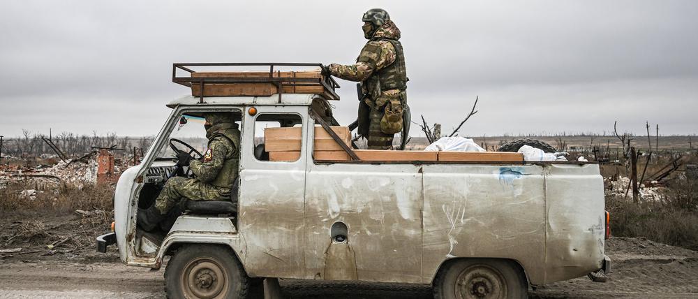 Russische Soldaten sitzen in einem Fahrzeug in der Nähe der von den russischen Streitkräften kontrollierten Stadt Selidowo im Sektor Krasnoarmeysk der Frontlinie im Rahmen der russischen Militäroperation in der Ukraine (Symbolbild).