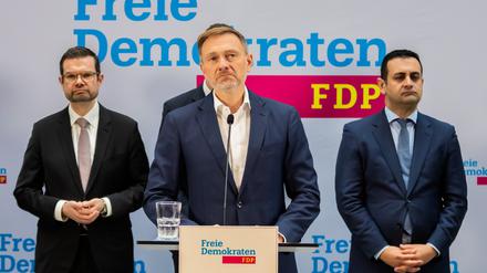 FDP-Chef Christian Lindner am Tag nach dem Ampel-Aus – rechts neben ihm steht der nun zurückgetretene Generalsekretär Bijan-Djir Sarai, links dessen möglicher Nachfolger Marco Buschmann.