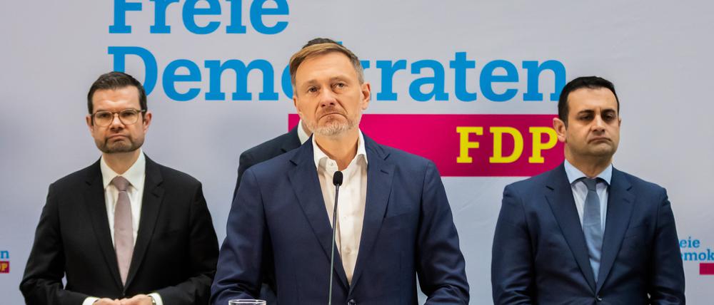 FDP-Chef Christian Lindner am Tag nach dem Ampel-Aus – rechts neben ihm steht der nun zurückgetretene Generalsekretär Bijan-Djir Sarai, links dessen möglicher Nachfolger Marco Buschmann.