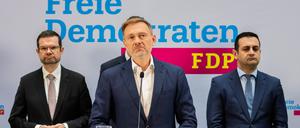 FDP-Chef Christian Lindner am Tag nach dem Ampel-Aus – rechts neben ihm steht der nun zurückgetretene Generalsekretär Bijan-Djir Sarai, links dessen möglicher Nachfolger Marco Buschmann.