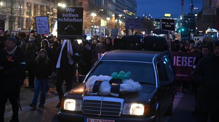 Ein Leichenwagen fährt am Kopfende der Demonstration „Trauermarsch gegen Kürzungsvorhaben im Berliner Kulturhaushalt“. Die Veranstaltung ist initiiert vom BBK Berlin und dem Netzwerk freier Berliner Projekträume und -initiativen.