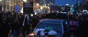 Ein Leichenwagen fährt am Kopfende der Demonstration „Trauermarsch gegen Kürzungsvorhaben im Berliner Kulturhaushalt“. Die Veranstaltung ist initiiert vom BBK Berlin und dem Netzwerk freier Berliner Projekträume und -initiativen.