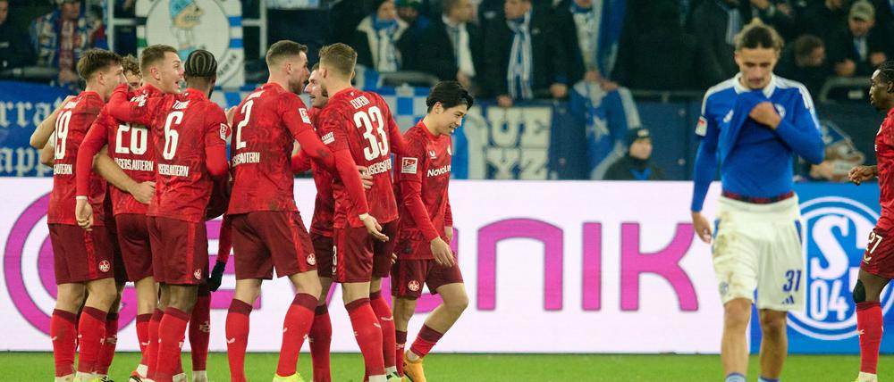 Kaiserslautern jubelt, Schalke ist enttäuscht.