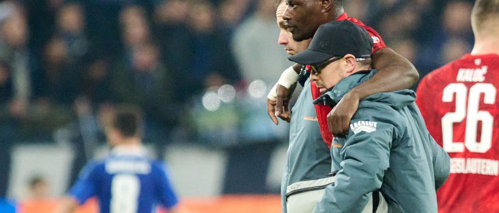 Erst trifft Ragnar Ache, dann muss er verletzt ausgewechselt werden.