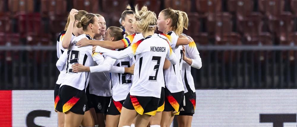 DFB-Frauen jubeln nach dem 1:0 durch Sjoeke Nüsken.
