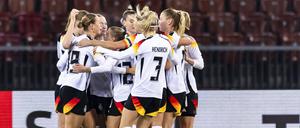 DFB-Frauen jubeln nach dem 1:0 durch Sjoeke Nüsken.