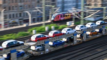 Die Kosten der Autokonzerne in Deutschland sind einem EY-Experten zufolge zu hoch, die Apparate zu schwerfällig. (Symboldbild)