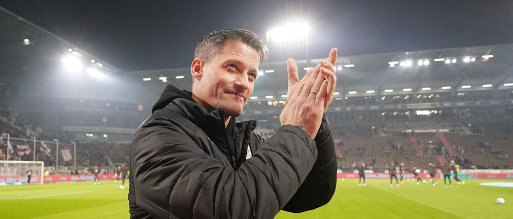 St. Paulis Trainer Alexander Blessin freut sich auf das Sofa