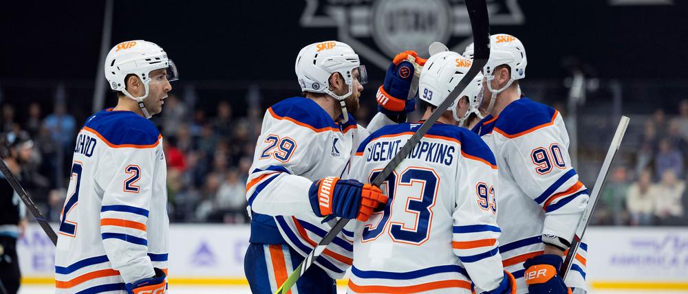 Traf - und durfte am Ende über den Sieg jubeln: Leon Draisaitl (Mitte).