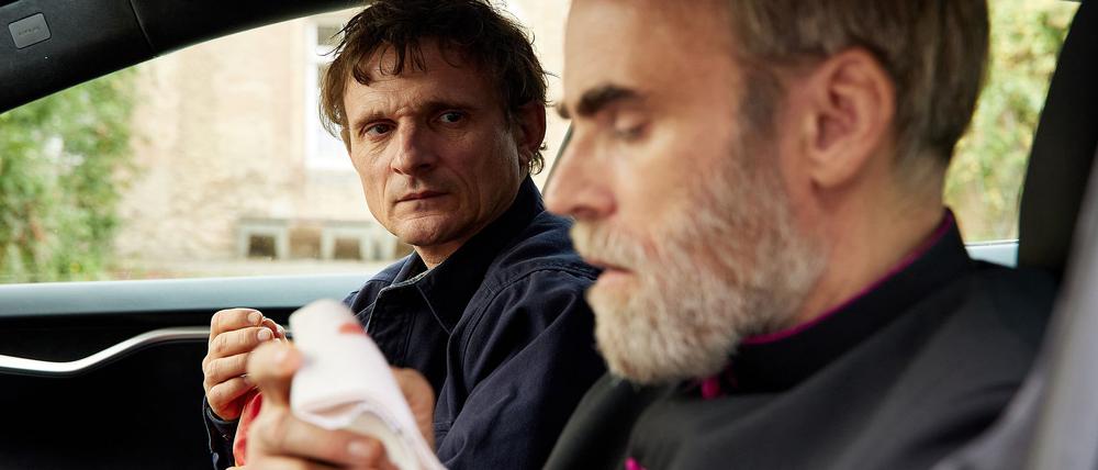 Im „Tatort: Schweigen“ geht es um Kindesmissbrauch durch Kirchenmänner. Der Krimi läuft am 01.12. im Ersten.