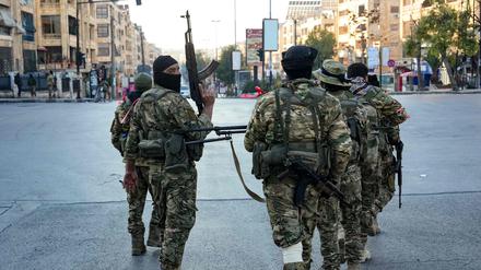 Syrische Rebellen patrouillieren am Samstag in Aleppo.