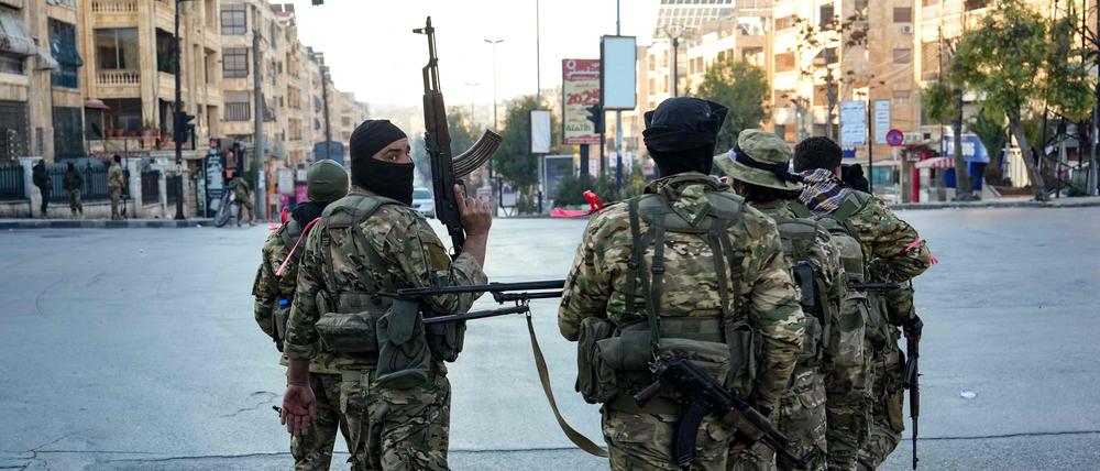 Syrische Rebellen patrouillieren am Samstag in Aleppo.