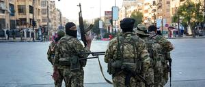 Syrische Rebellen patrouillieren am Samstag in Aleppo.
