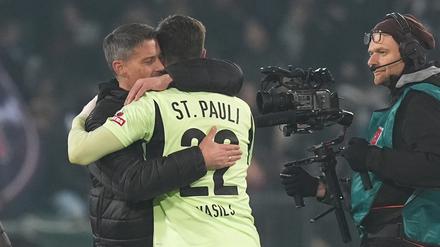 Endich ein Heimsieg. St. Paulis Trainer Alexander Blessin (l.) umarmt St. Paulis Torwart Nikola Vasilj nach Spielende. 
