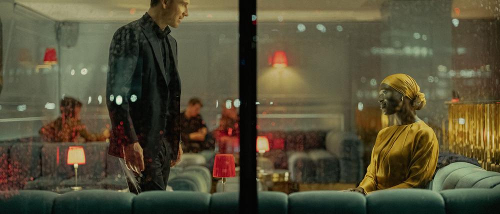 Michael Fassbender und Jodie Turner-Smith in einer Szene aus der Serie „The Agency“.