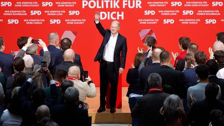 Kanzler und Kandidat Olaf Scholz lässt sich auf der „Wahlsiegkonferenz“ im Willy-Brandt-Haus feiern.