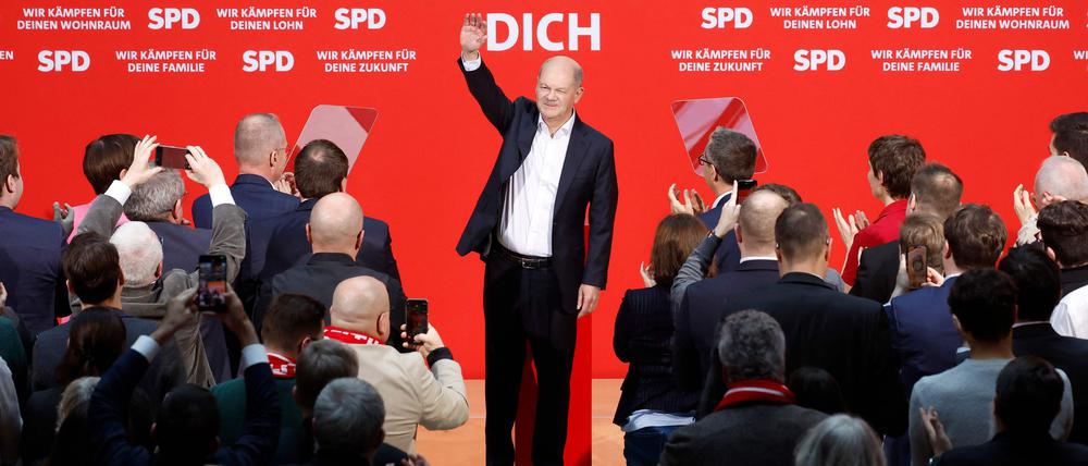 Kanzler und Kandidat Olaf Scholz lässt sich auf der „Wahlsiegkonferenz“ im Willy-Brandt-Haus feiern.