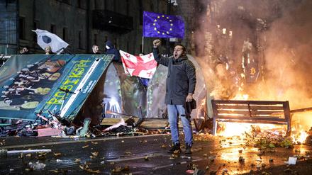 Georgien will in die EU, aber die Regierung verhindert es: Ein Demonstrant steht am frühen Samstagmorgen vor dem georgischen Parlament.