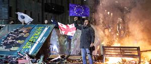 Georgien will in die EU, aber die Regierung verhindert es: Ein Demonstrant steht am frühen Samstagmorgen vor dem georgischen Parlament.