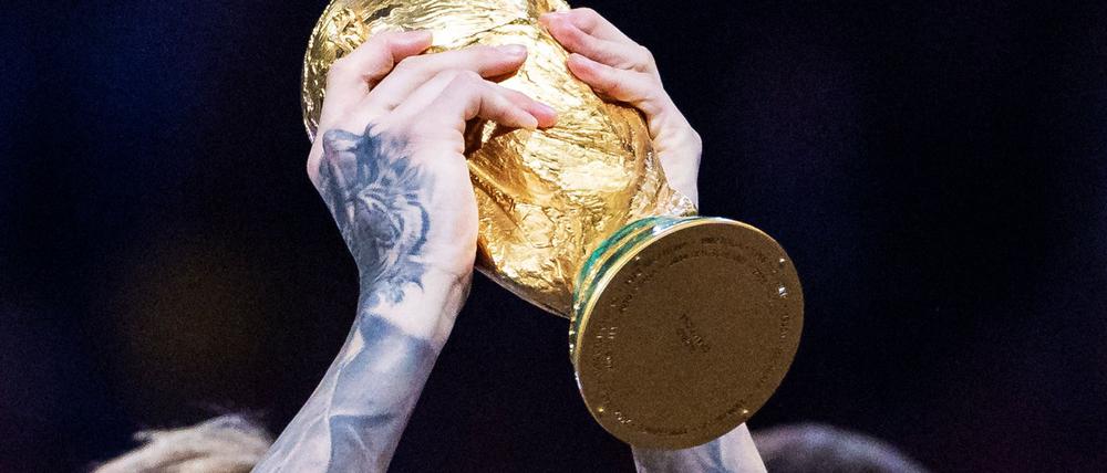 Der WM-Pokal wird 2034 in Saudi-Arabien vergeben.