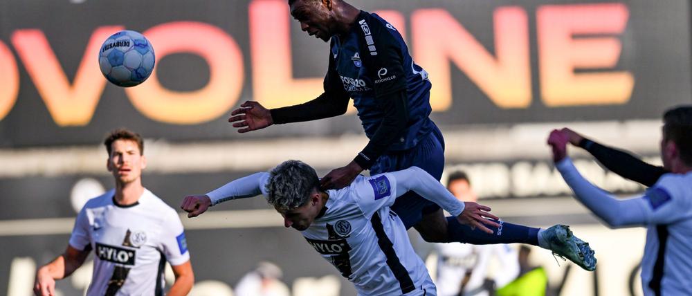 Paderborns Ilyas Ansah (oben) kommt gegen den Elversberger Lukas Pinckert zum Kopfball.