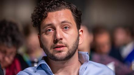 Felix Banaszak hat Zweifel an der Unwissenheit Lindners vom „D-Day“-Papier. (Archivfoto)