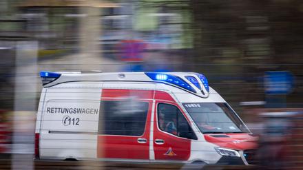 Ein 24-Jähriger ist bei einem Streit um Musik lebensbedrohlich verletzt worden. (Symbolbild)